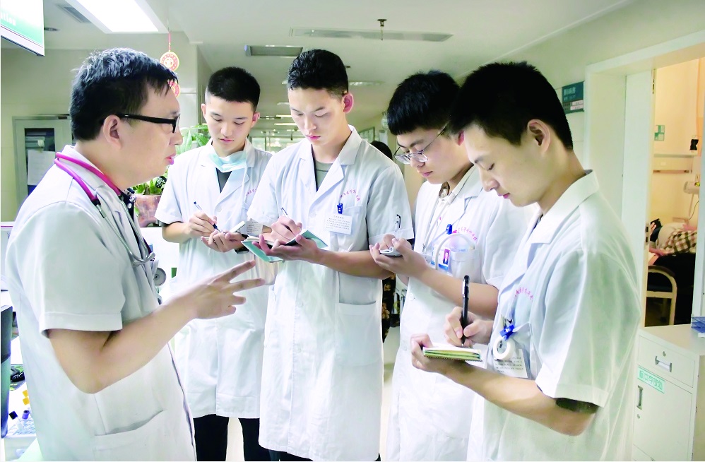河南省首批40名护理士官走进河南医学高等专